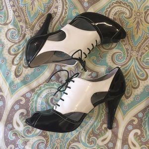 Tahari |Ta-Cheri Lace Up Peep Toe Oxford Stiletto